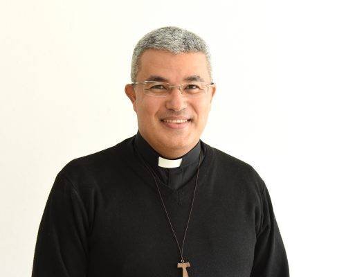Padre Roger Luis